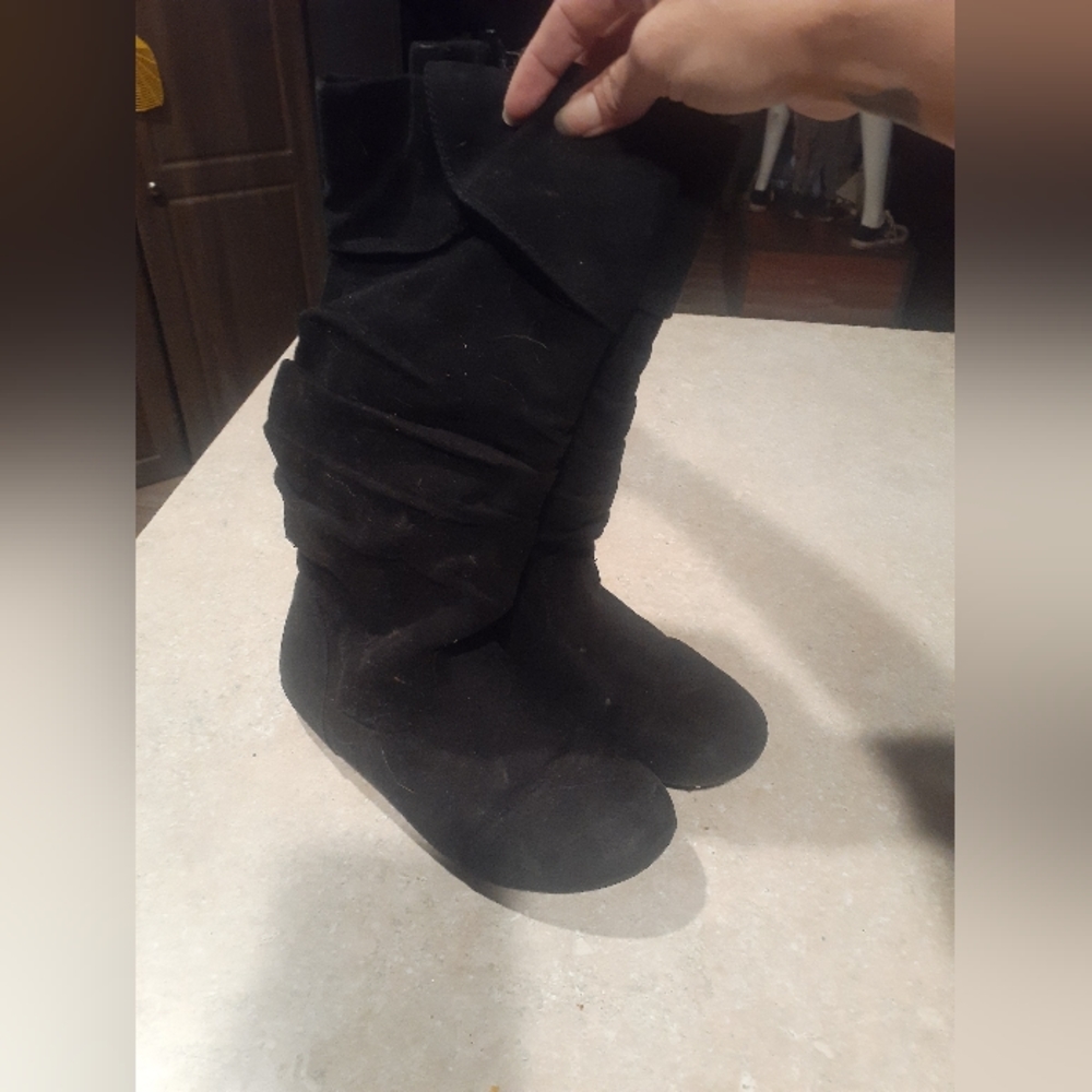 Black knee boots